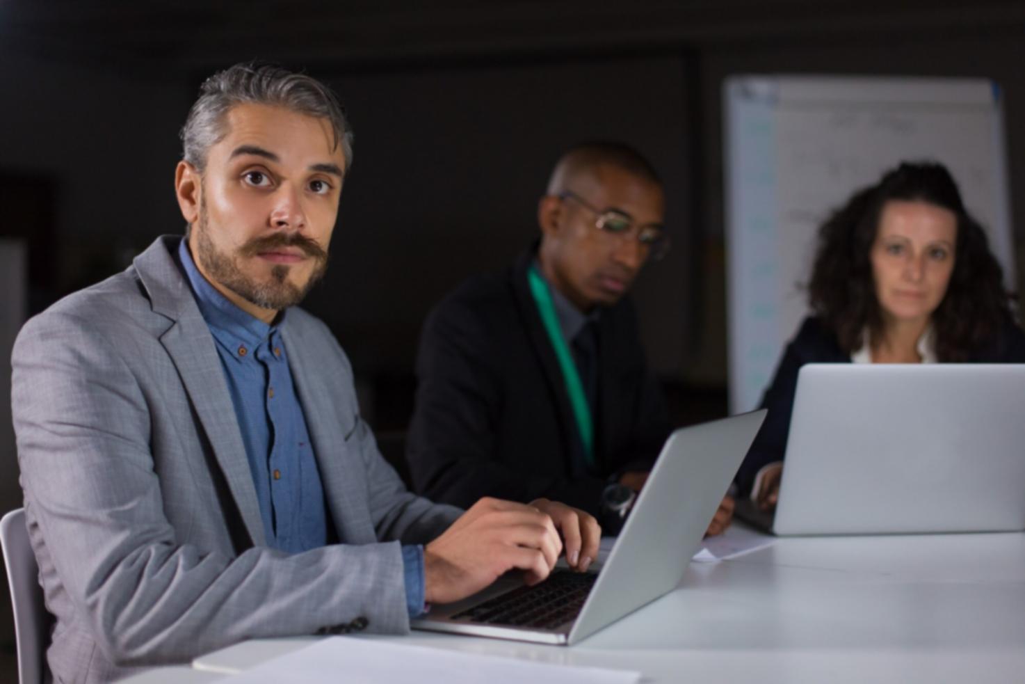 Equipo trabajando en la implementación de sistemas de automatización financiera
